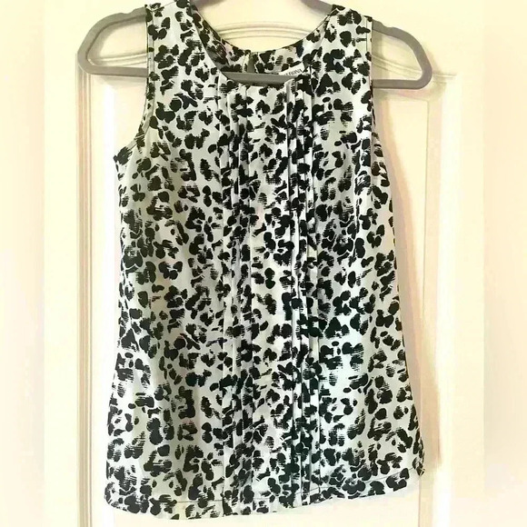 Merona Tops - EUC Merona Brand Sleeveless White Blouse with Black Design Women’s XS